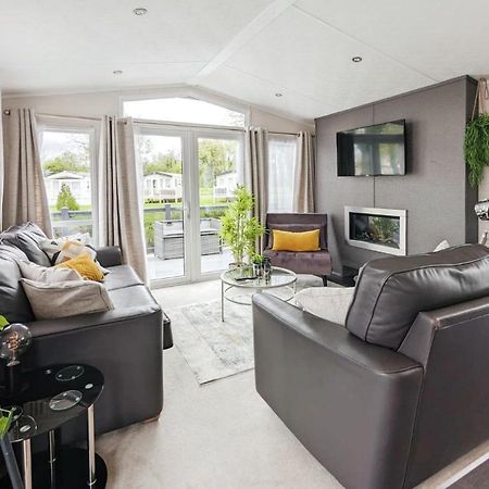 Lakewood Lodge South Cerney Buitenkant foto
