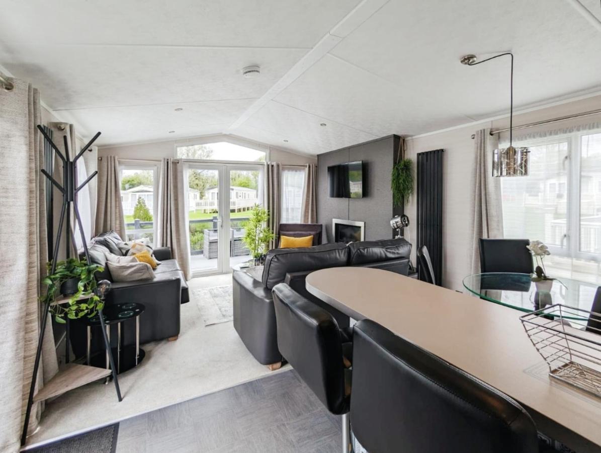 Lakewood Lodge South Cerney Buitenkant foto