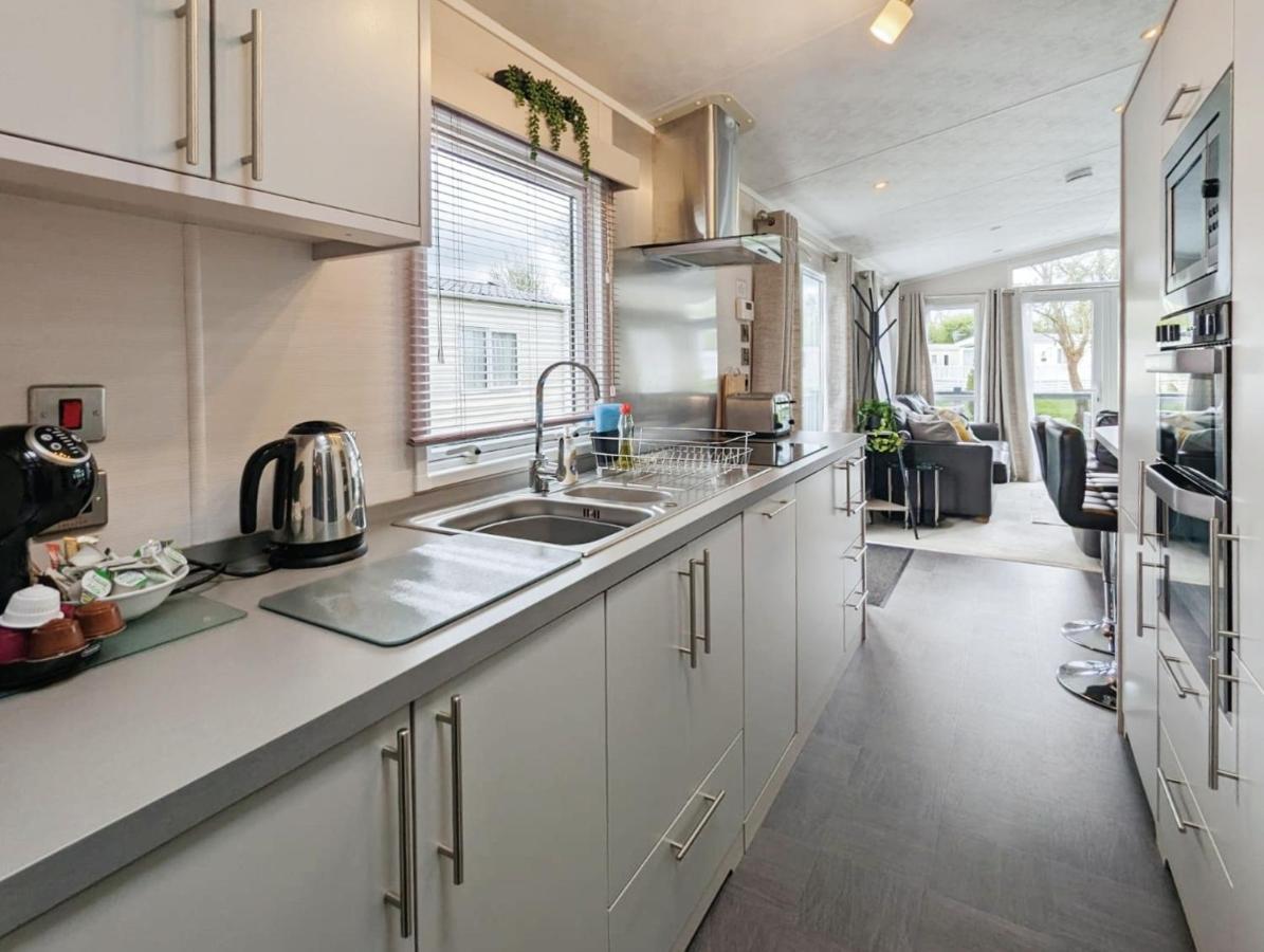 Lakewood Lodge South Cerney Buitenkant foto