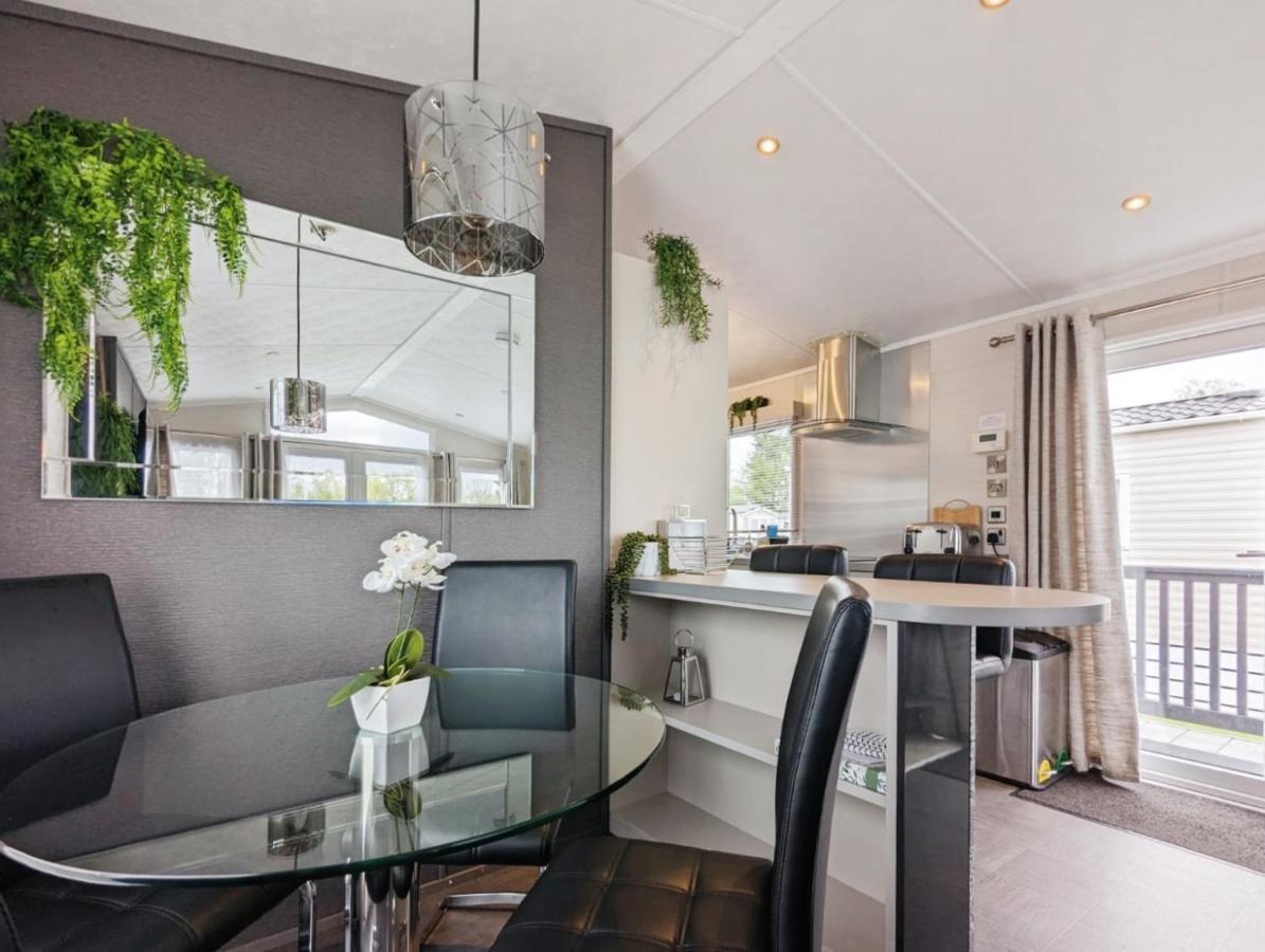 Lakewood Lodge South Cerney Buitenkant foto